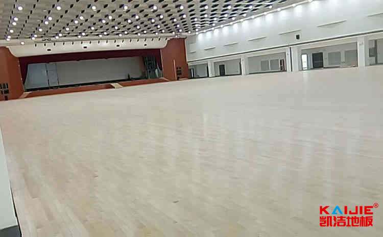 五角楓羽毛球館木地板怎么保養？