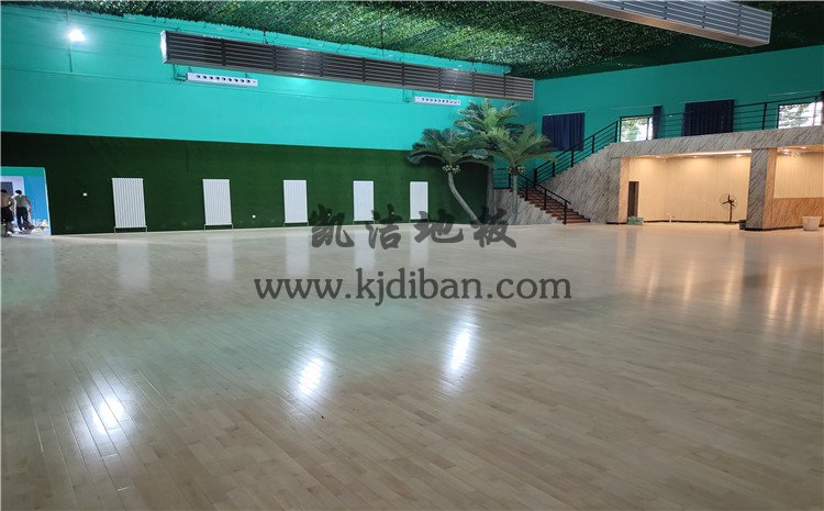 北京宏偉順通羽毛球館木地板——?jiǎng)P潔運(yùn)動(dòng)木地板