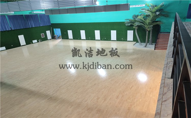 北京宏偉順通羽毛球館木地板——?jiǎng)P潔運(yùn)動(dòng)木地板