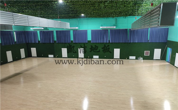 北京宏偉順通羽毛球館木地板——?jiǎng)P潔運(yùn)動(dòng)木地板
