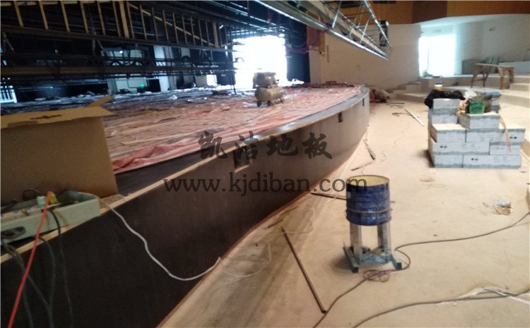 四川省樂山市沙灣區(qū)銅河廣場劇院舞臺實木運動地板案例—凱潔實木運動地板廠家